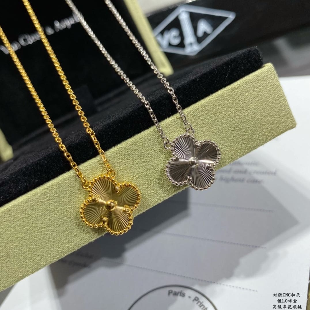 18K Van Cleef & Arpels Vintage Alhambra Pendant Clover Necklace