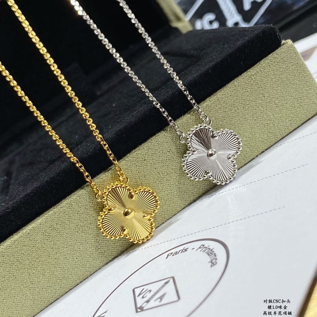 18K Van Cleef & Arpels Vintage Alhambra Pendant Clover Necklace