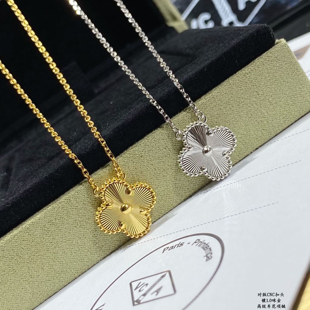 18K Van Cleef & Arpels Vintage Alhambra Pendant Clover Necklace