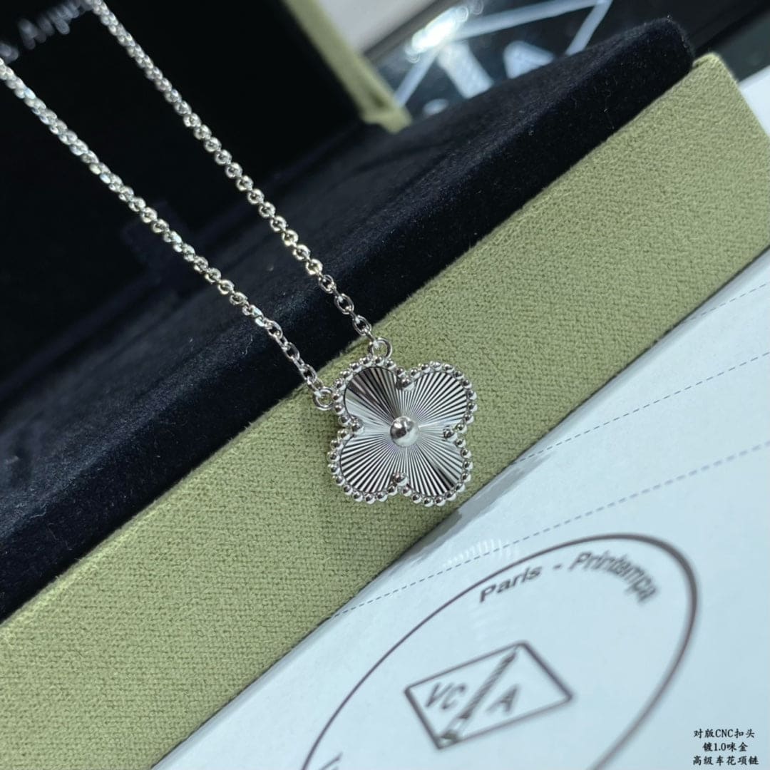 18K Van Cleef & Arpels Vintage Alhambra Pendant Clover Necklace