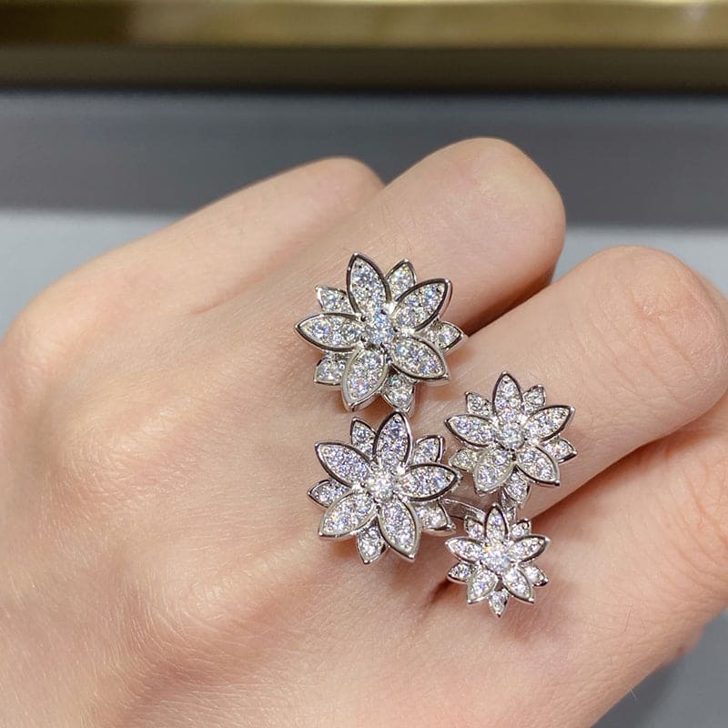 18K Van Cleef & Arpels Lotus Four Flowers Ring