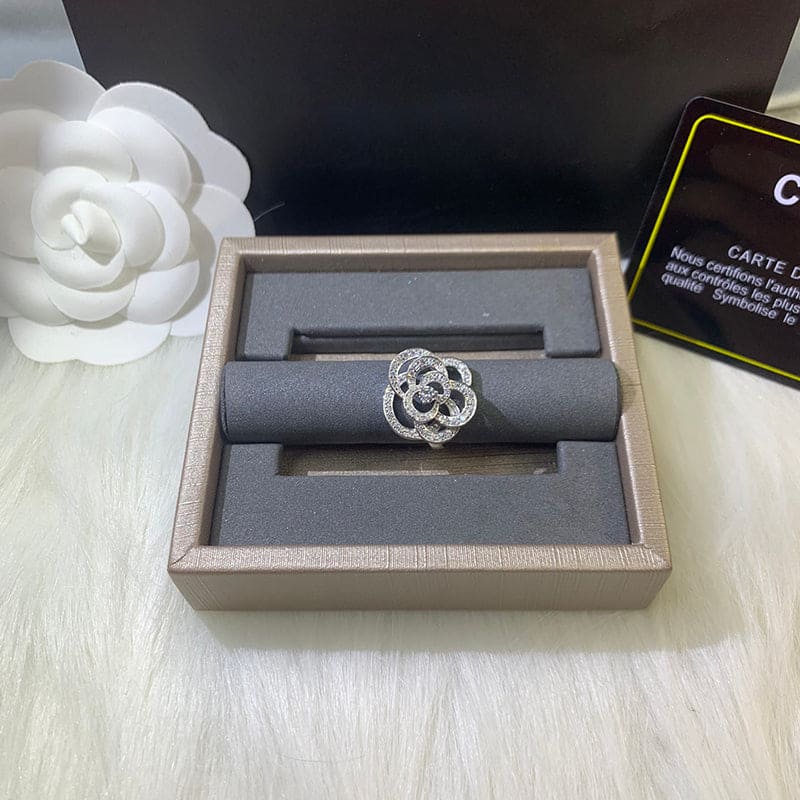 18K Chanel Fil De Camellia Ring