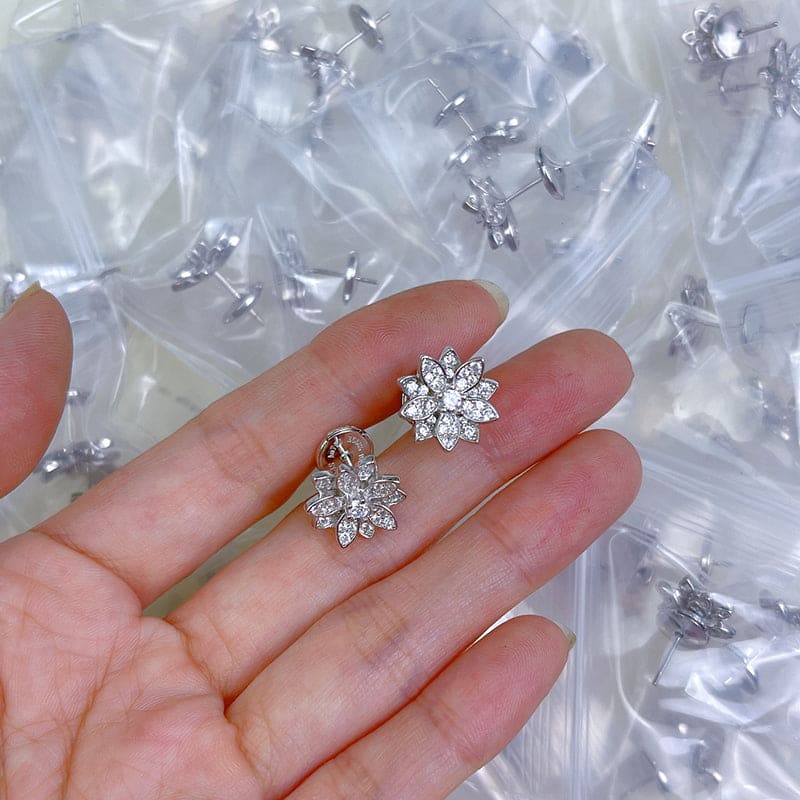 18K Van Cleef & Arpels Lotus One Flowers Small Earrings