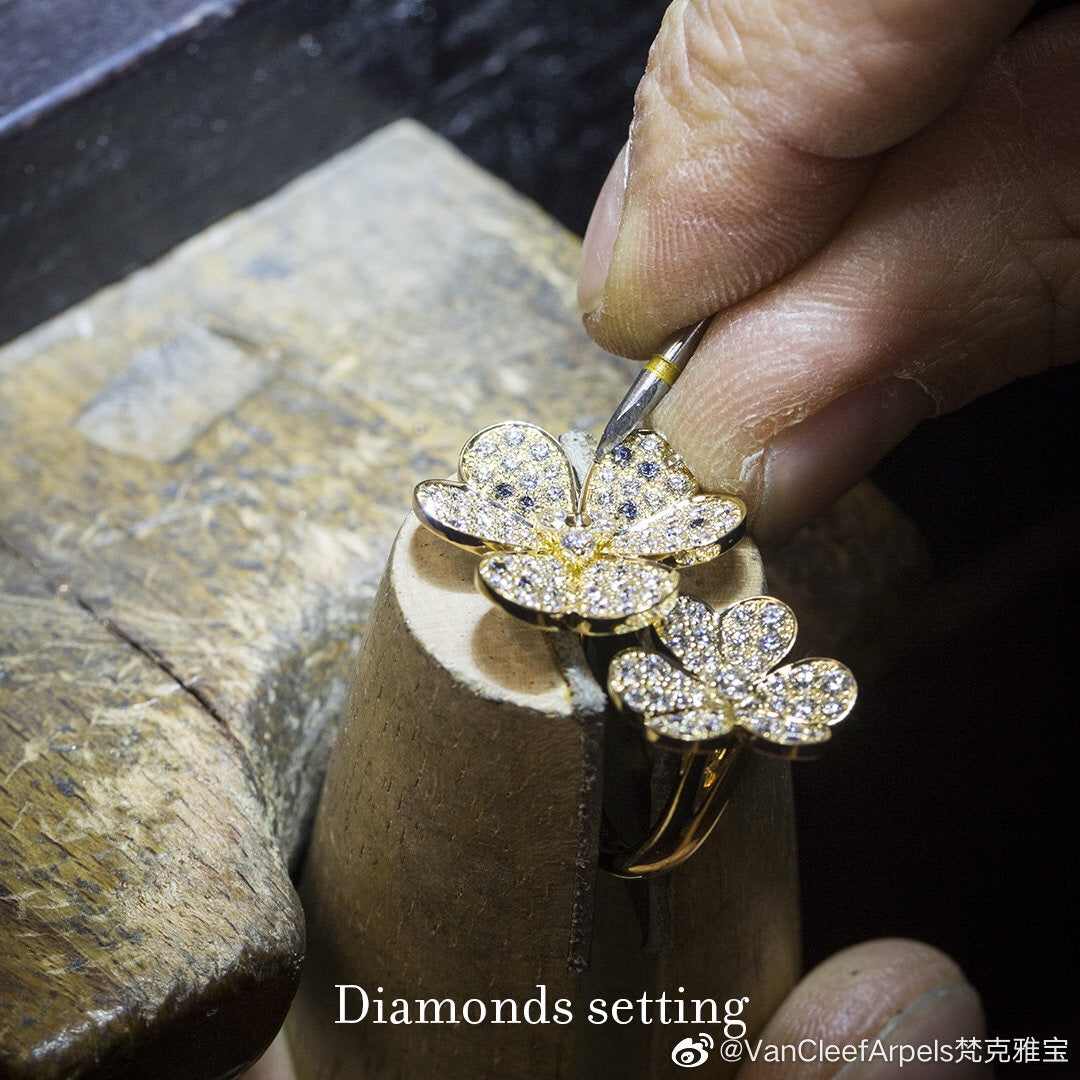 18K Van Cleef & Arpels Frivole Between the Finger Ring