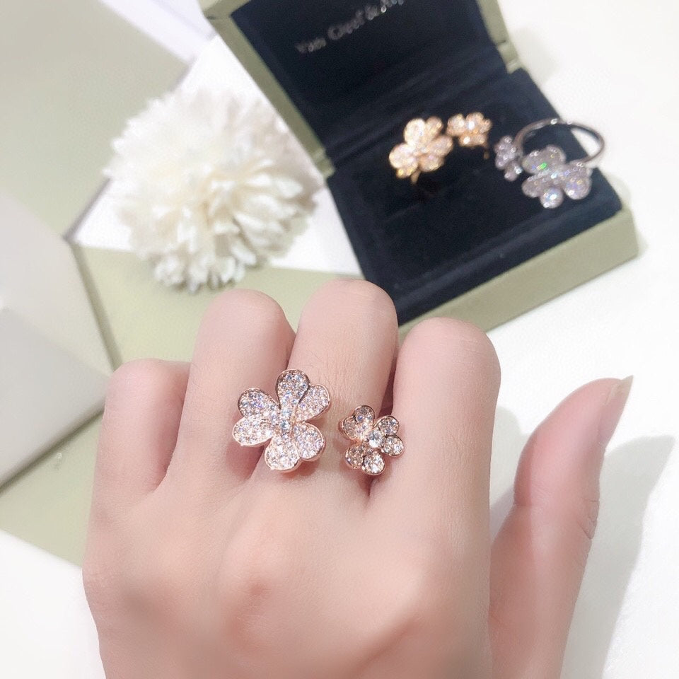 18K Van Cleef & Arpels Frivole Between the Finger Ring