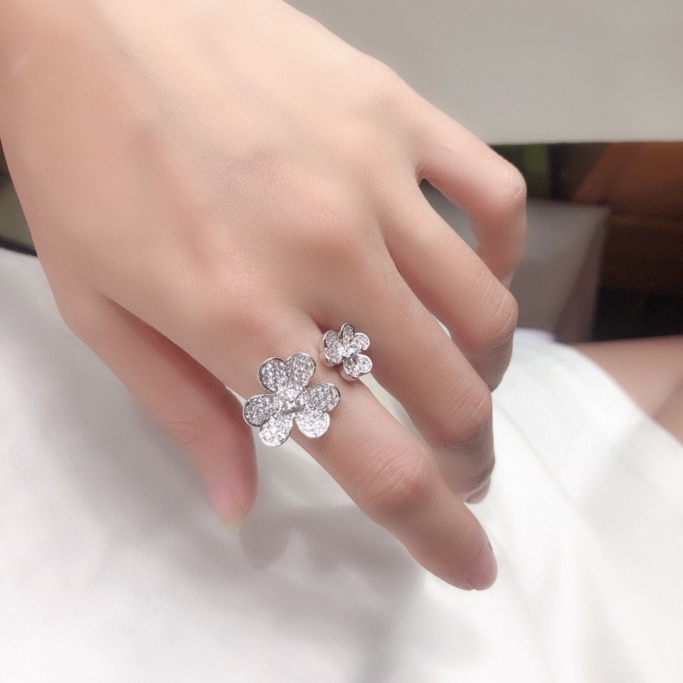 18K Van Cleef & Arpels Frivole Between the Finger Ring
