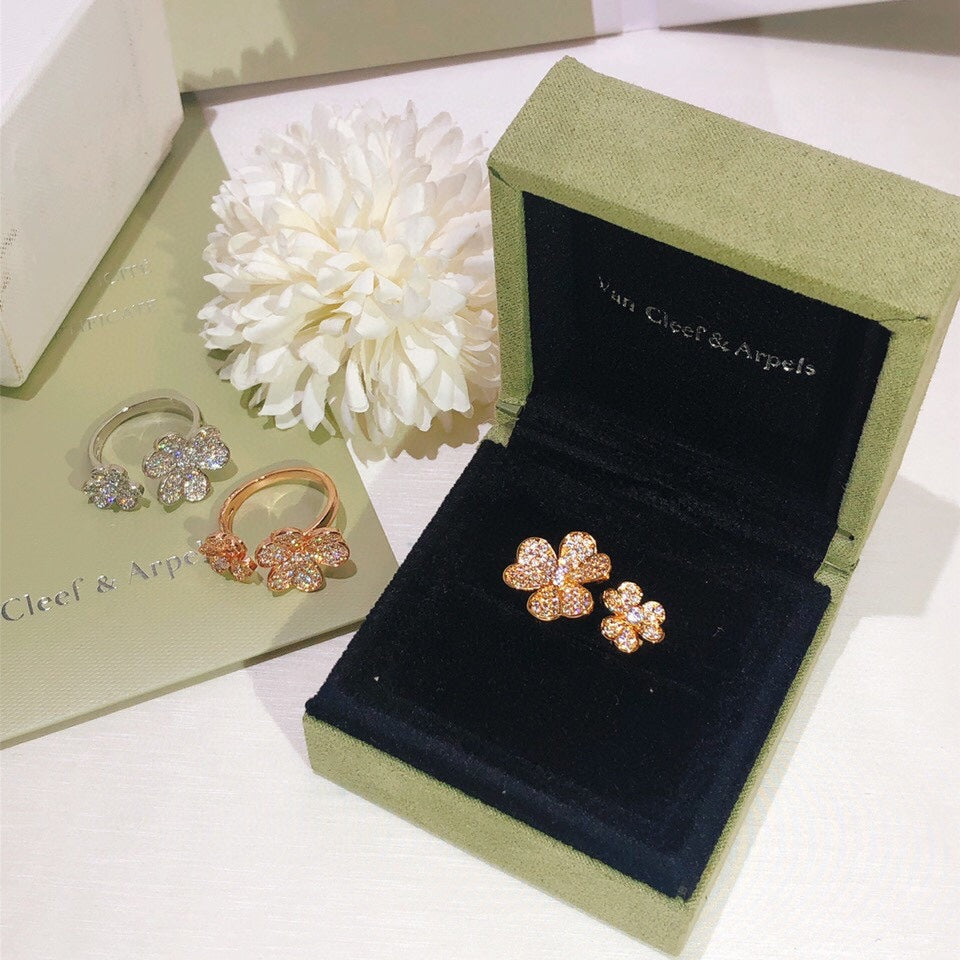 18K Van Cleef & Arpels Frivole Between the Finger Ring