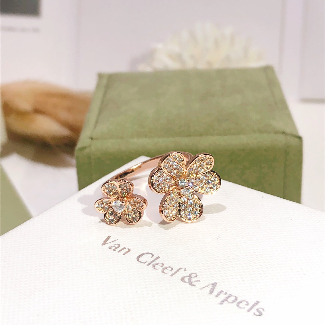 18K Van Cleef & Arpels Frivole Between the Finger Ring