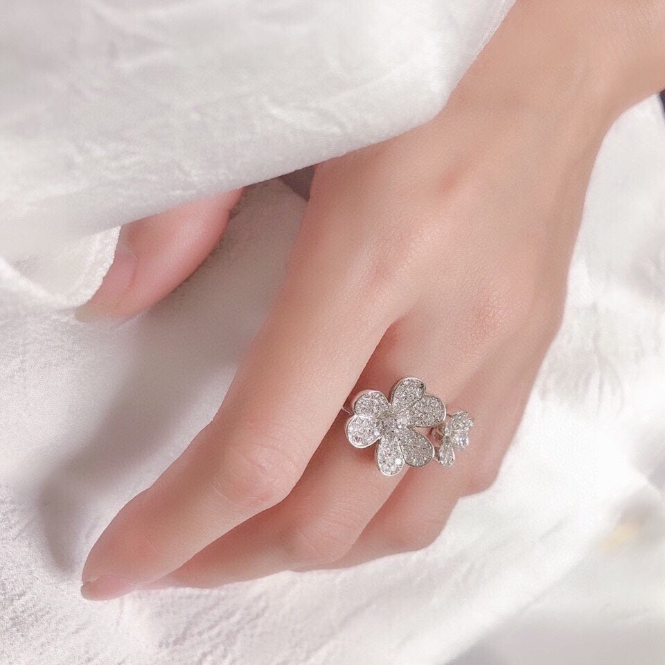 18K Van Cleef & Arpels Frivole Between the Finger Ring