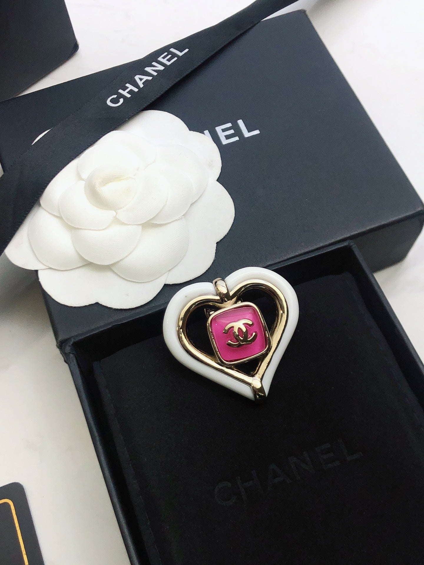 18K Chanel Heart Brooch