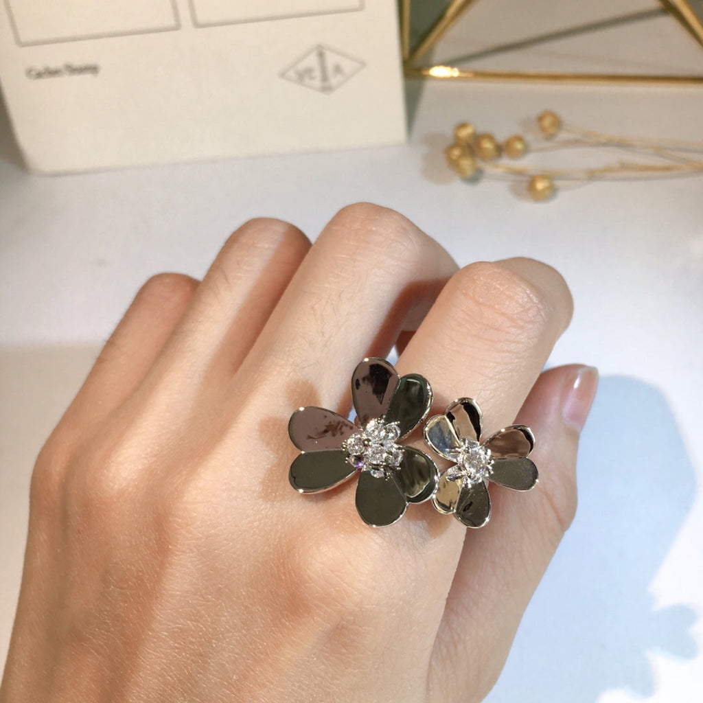 18K Van Cleef & Arpels Frivole Between the Finger Ring