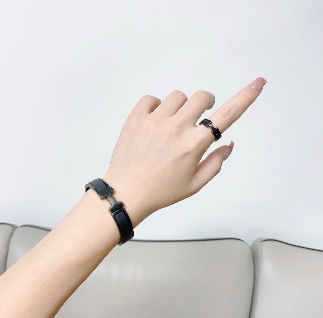 18K Clic Hermes So Black Ring