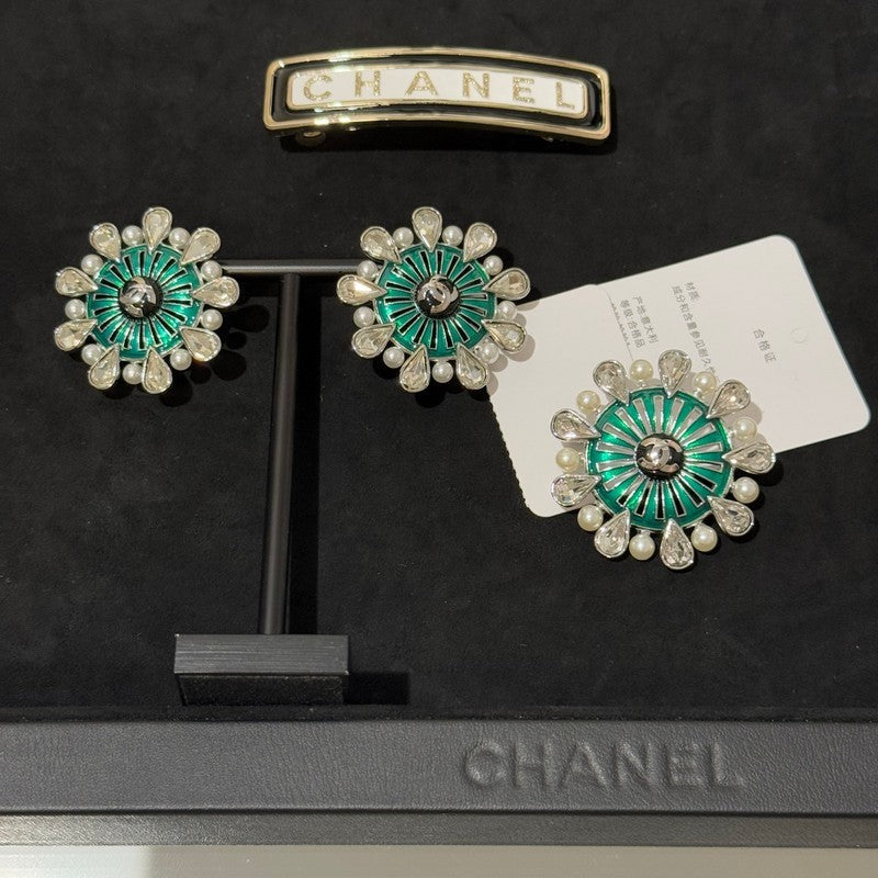18K Chanel 26C Crystal Green Brooch