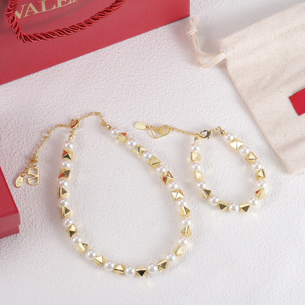 18K Valentino Vlogo Rockstud Pearls Bracelet