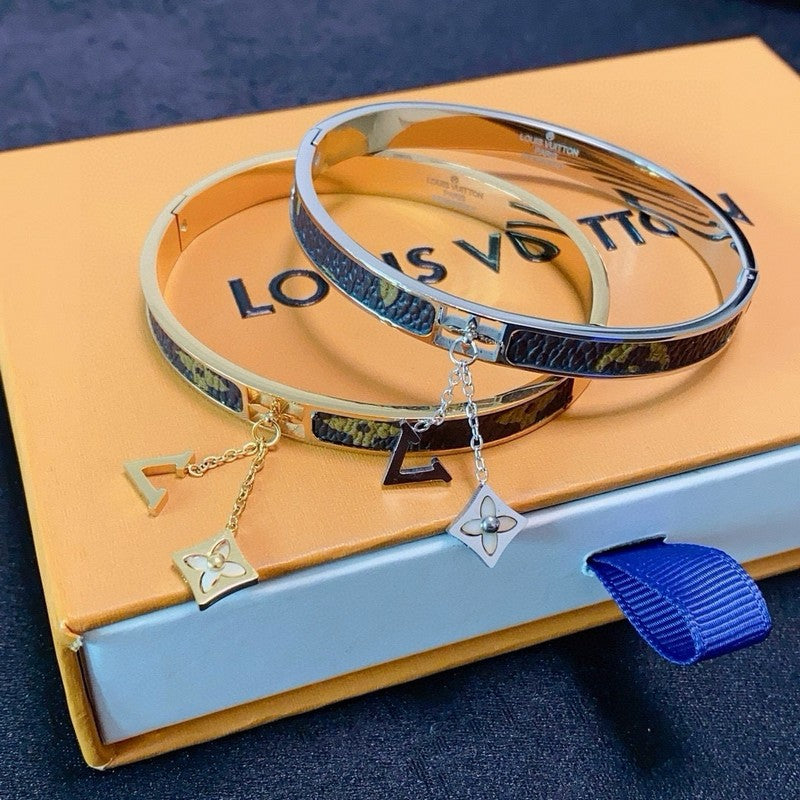 18K Louis Vuitton Vintage Pendant Gold Bracelet