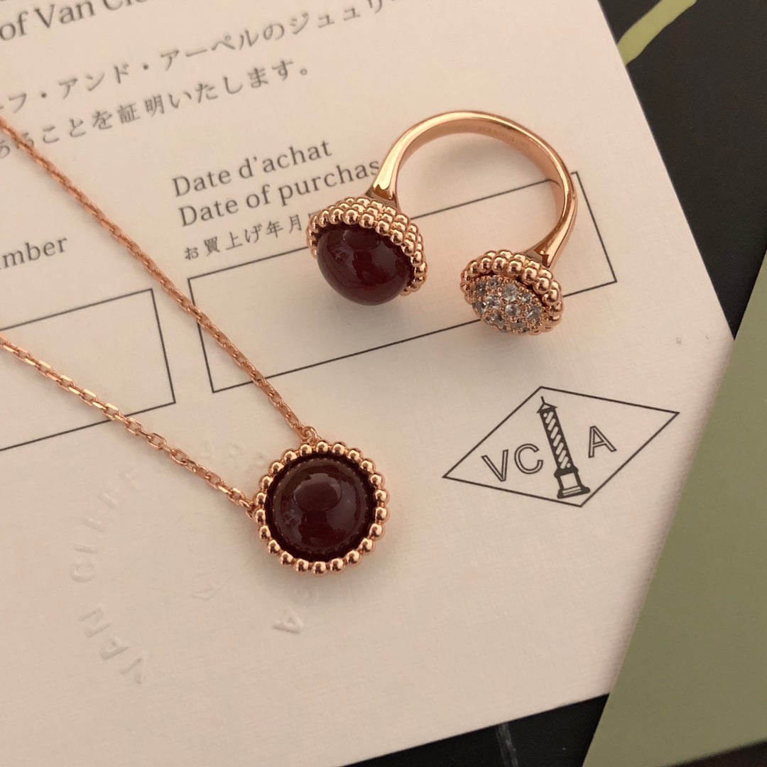 18K Van Cleef & Arpels Perlee couleurs Carnelian Necklace