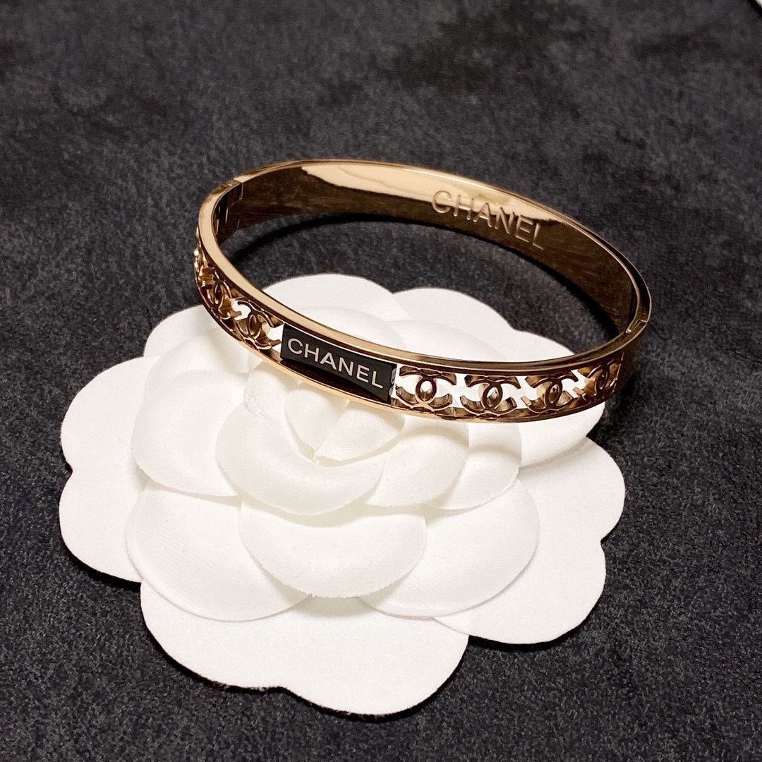 18K Chanel Hollow Bracelet
