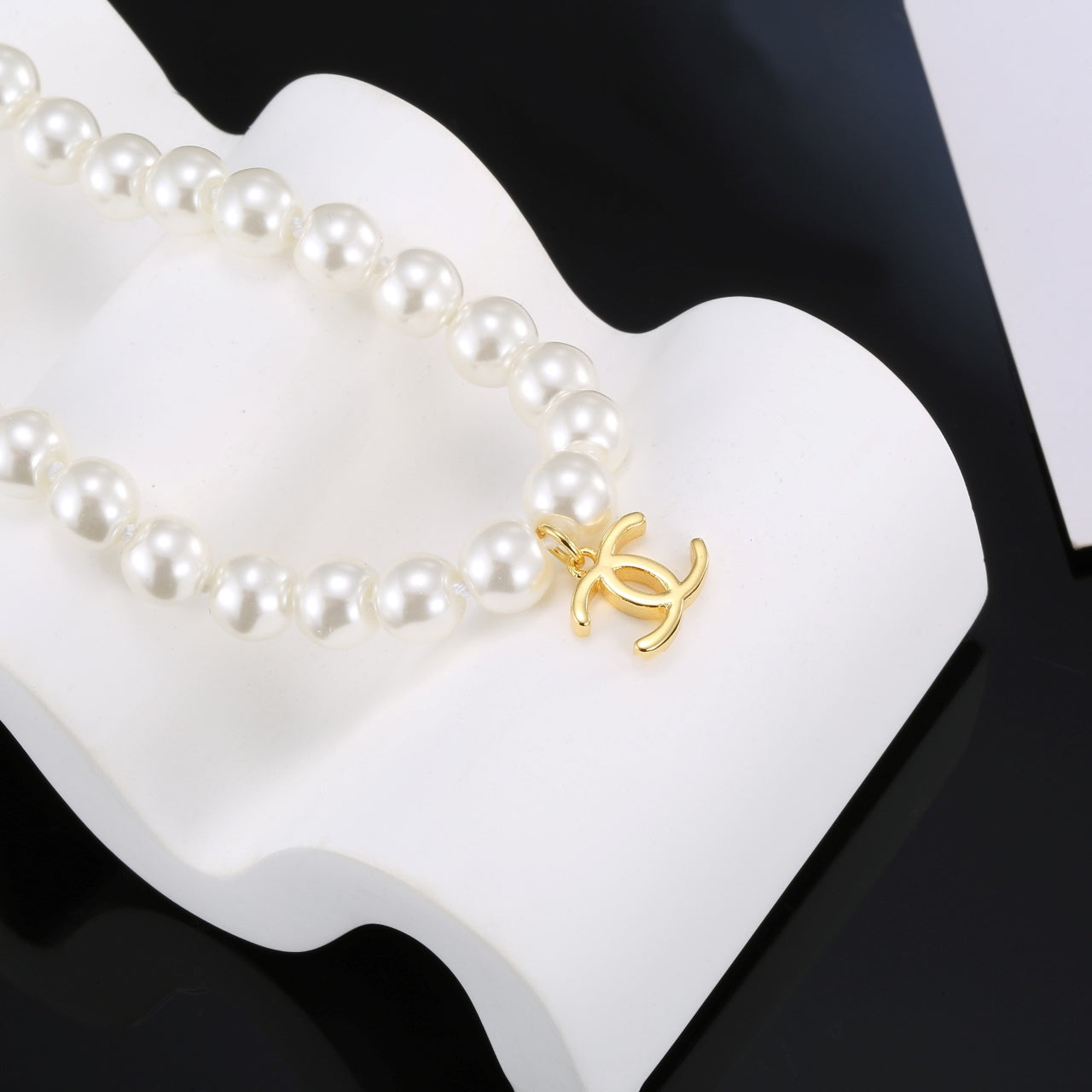 18K Chanel Pearls Necklace