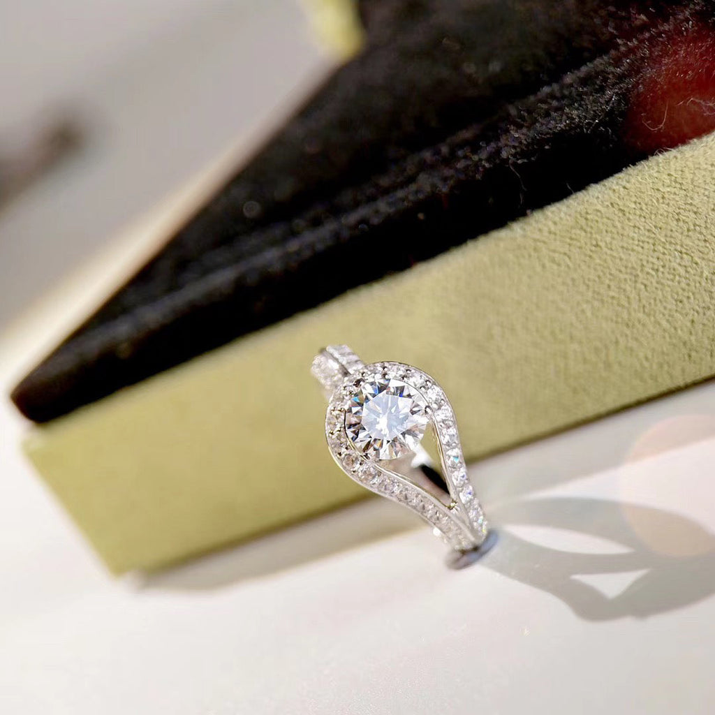 18K Van Cleef & Arpels Couture Solitaire Ring
