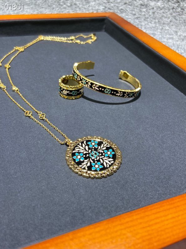 18K Gucci Iconic Floral Pendant Necklace