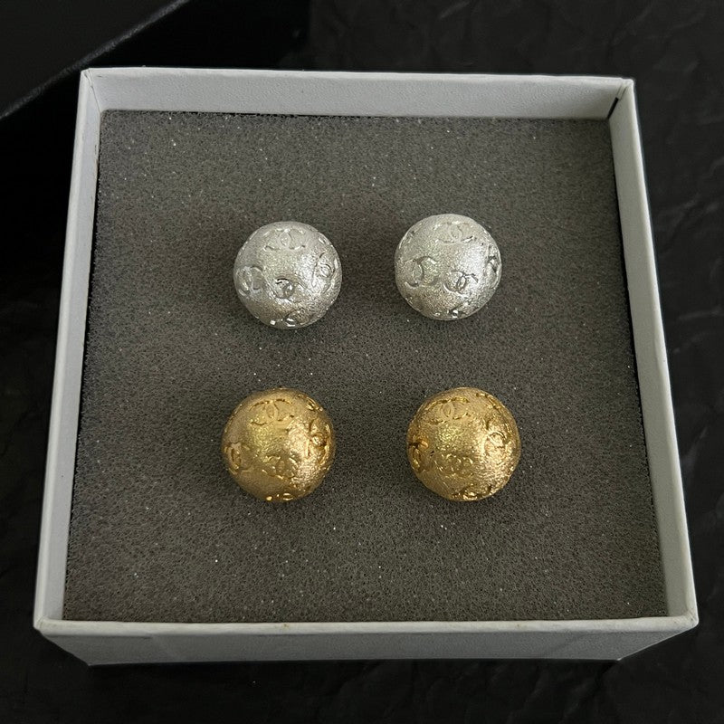 18K Chanel Gold Round Earrings