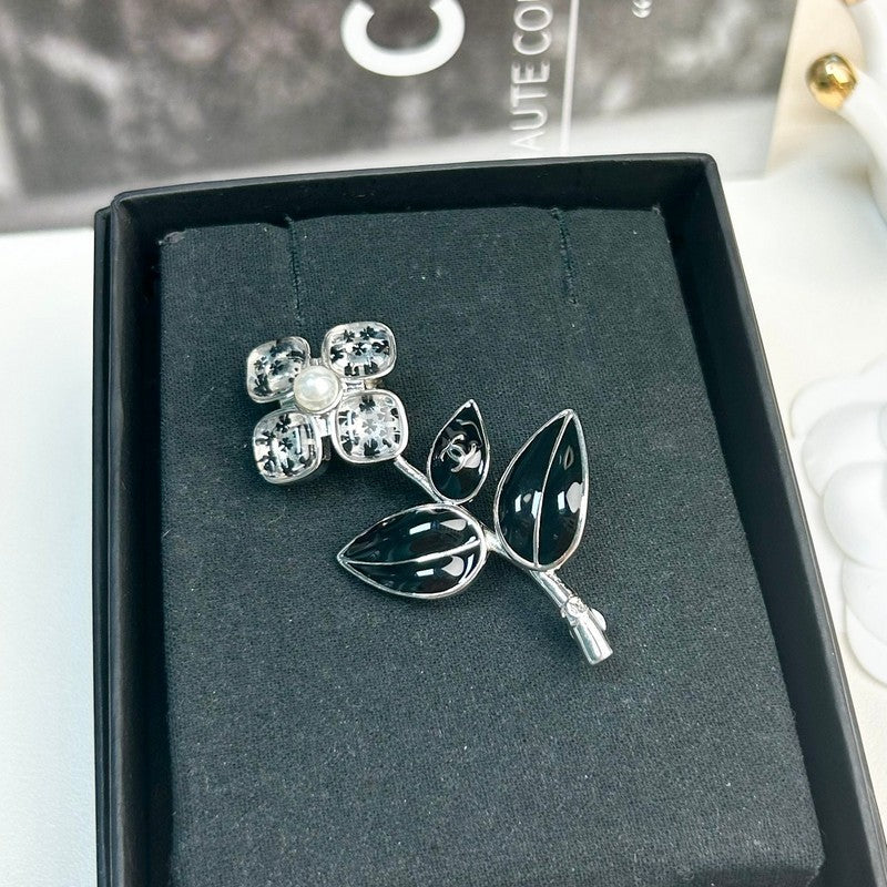 18K Chanel Black Four Leaf Clover Crystal Brooch
