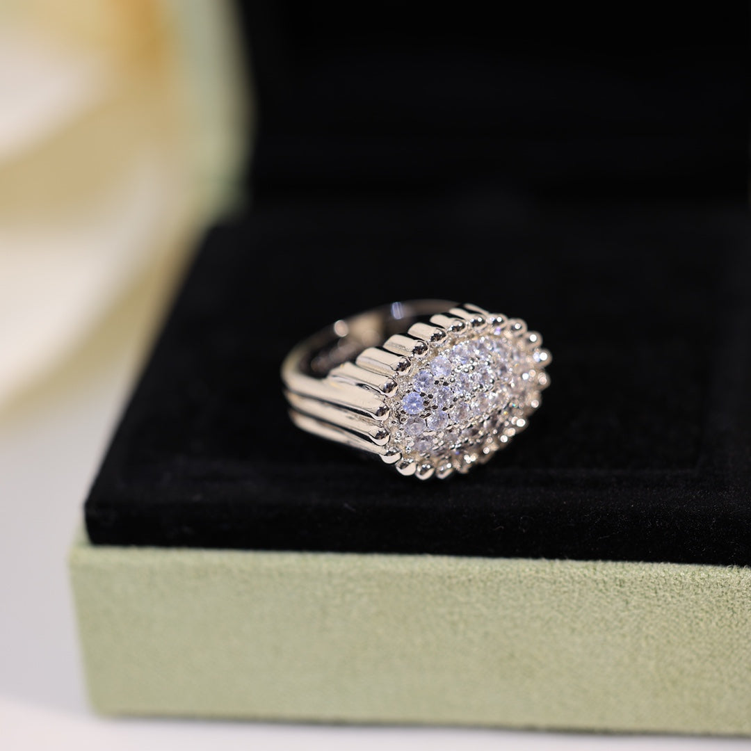18K Van Cleef & Arpels Perlee Diamond Ring