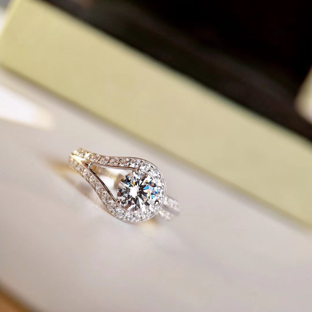 18K Van Cleef & Arpels Couture Solitaire Ring
