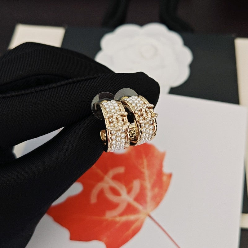 18K Chanel Pearl Gold Cirle Earrings