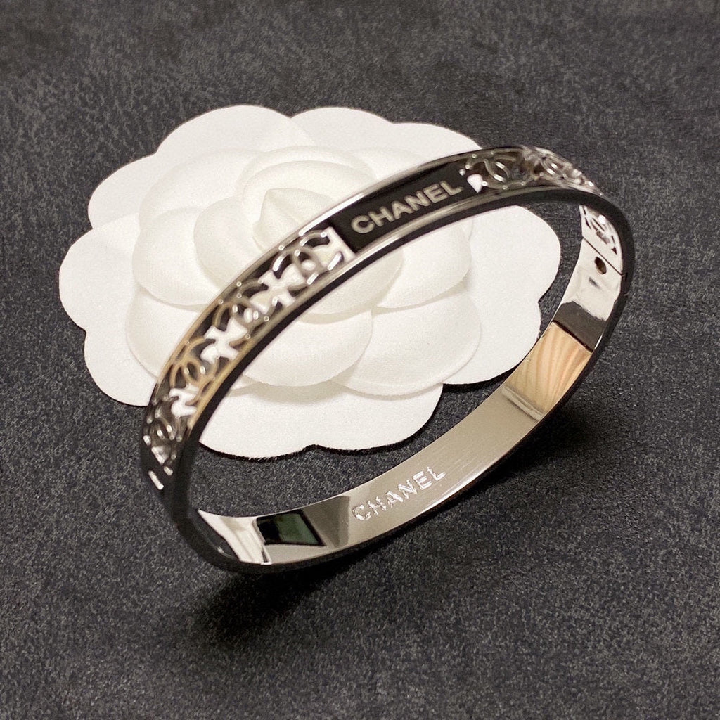 18K Chanel Hollow Bracelet