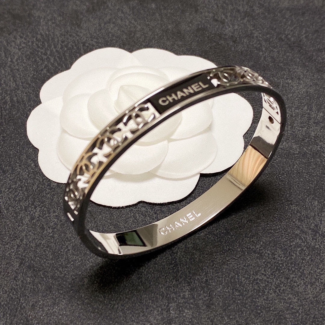 18K Chanel Hollow Bracelet