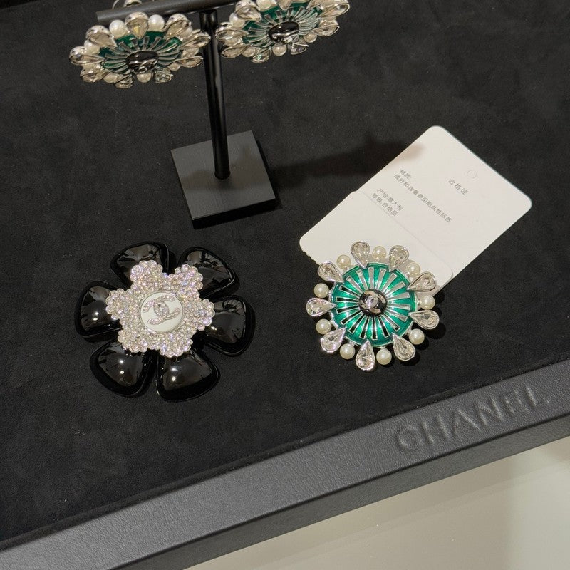 18K Chanel 26C Crystal Green Brooch