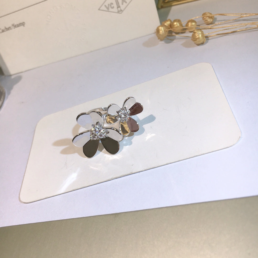 18K Van Cleef & Arpels Frivole Between the Finger Ring