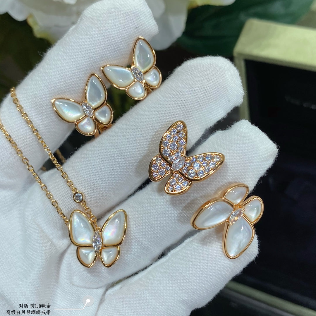 18K Van Cleef & Arpels Two Butterfly Between the Finger Pearl Ring