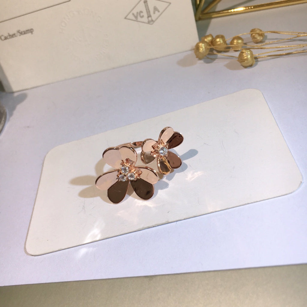 18K Van Cleef & Arpels Frivole Between the Finger Ring