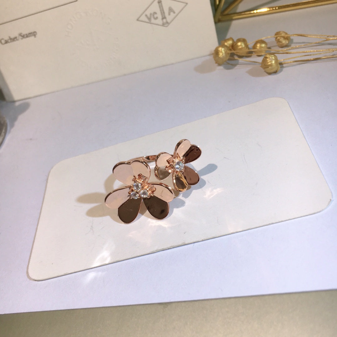 18K Van Cleef & Arpels Frivole Between the Finger Ring