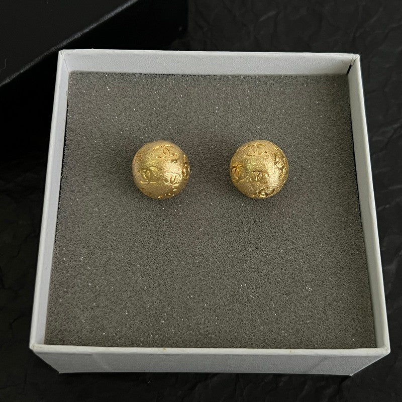 18K Chanel Gold Round Earrings