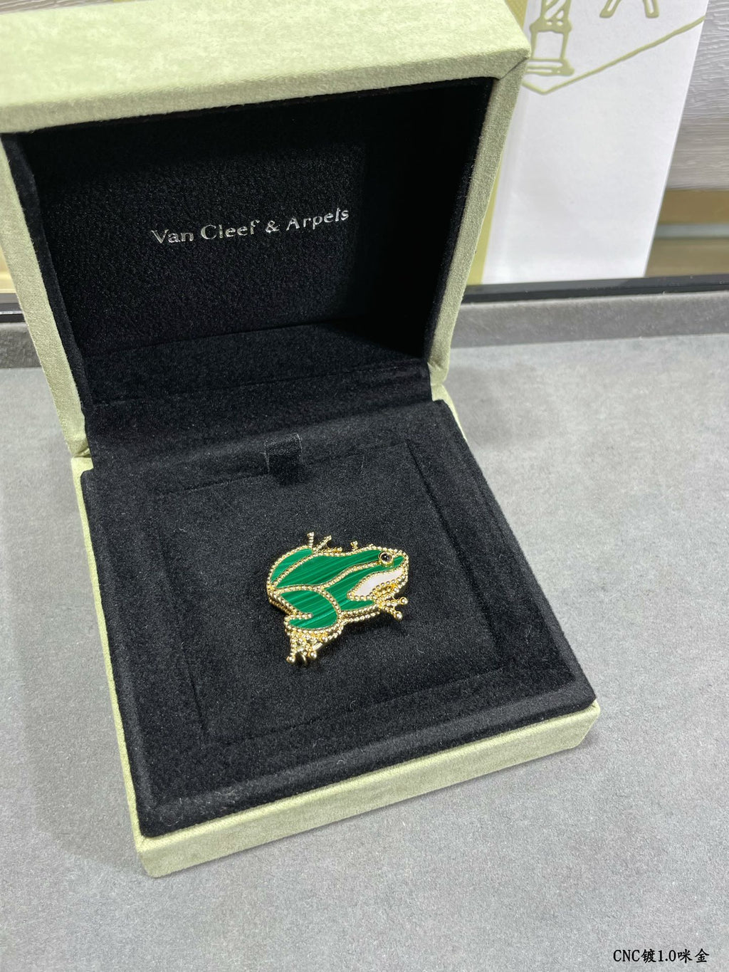 18K Van Cleef & Arpels Lucky Animals Frog Clip Brooch