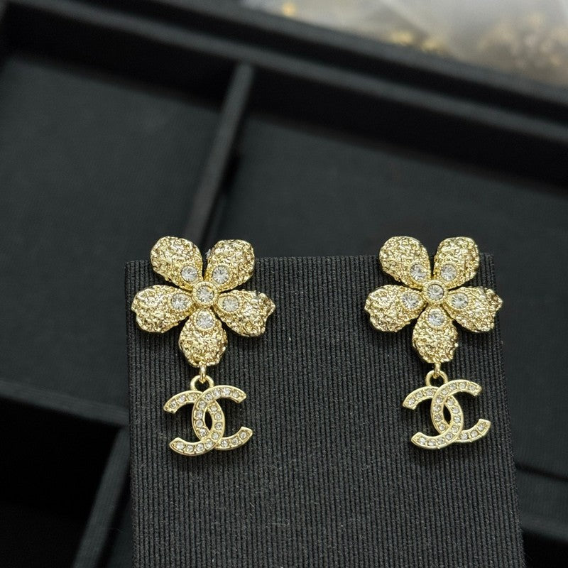 18K Chanel Twist Gold Diamond Earrings