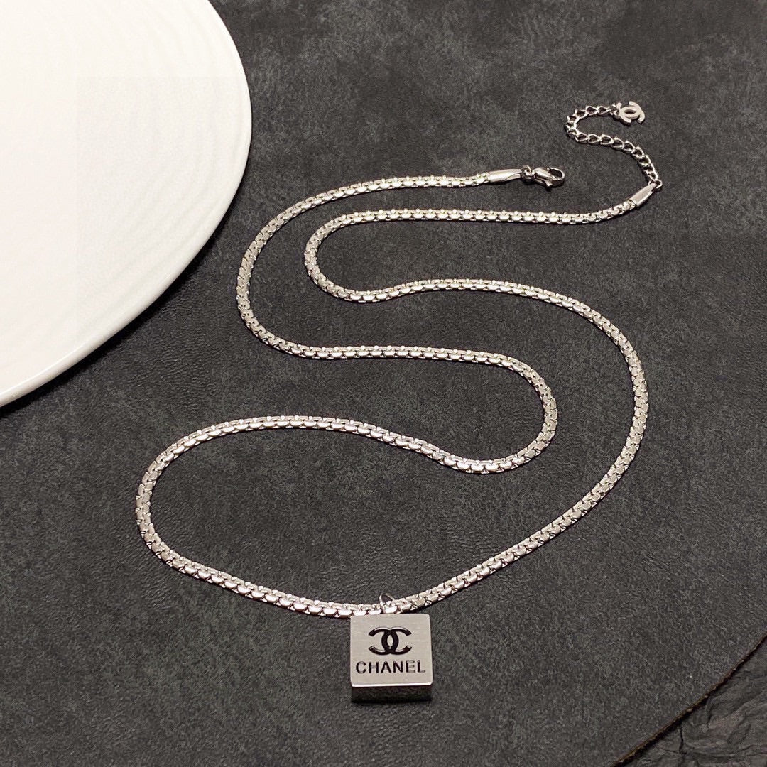 18K Chanel Pendant Necklace