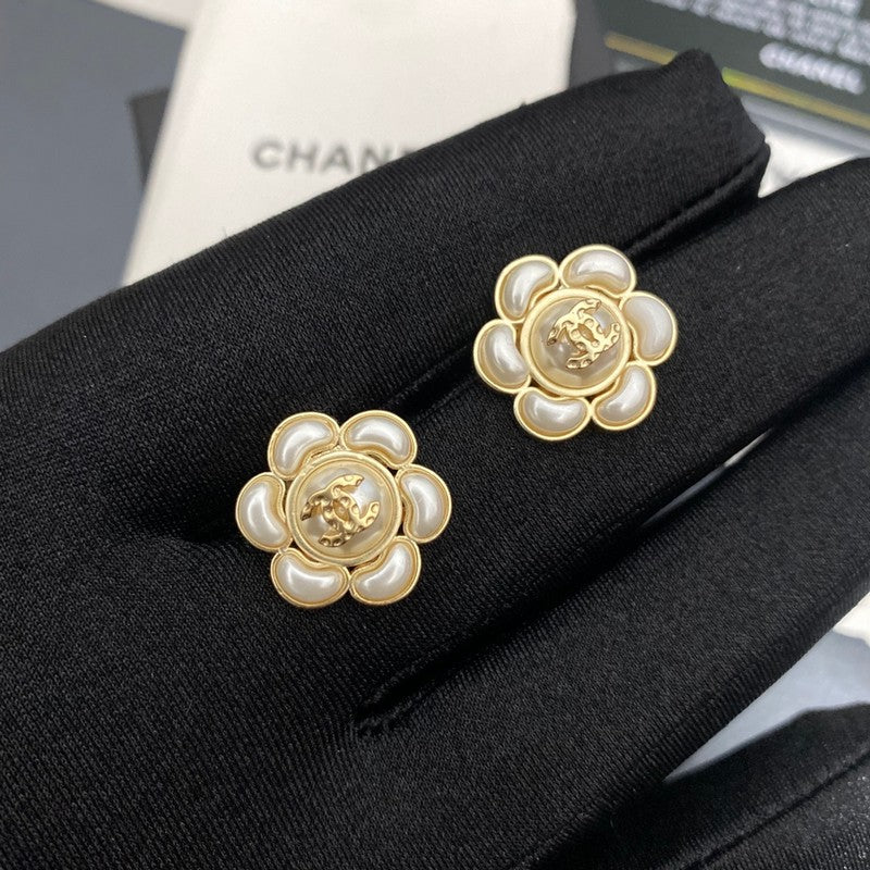 18K Chanel Flower Pearl Earrings
