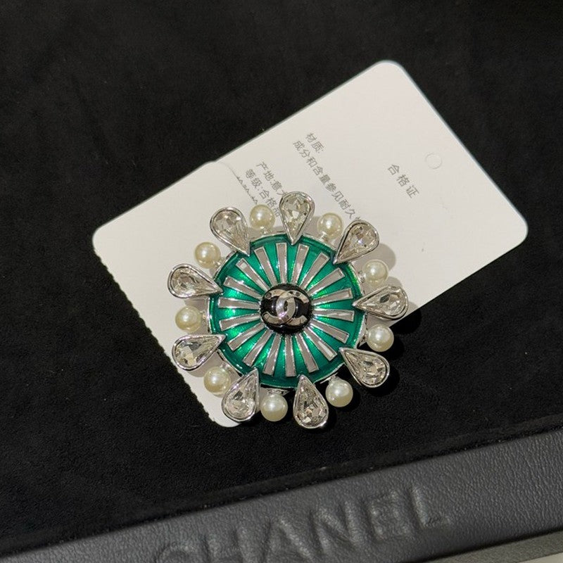 18K Chanel 26C Crystal Green Brooch