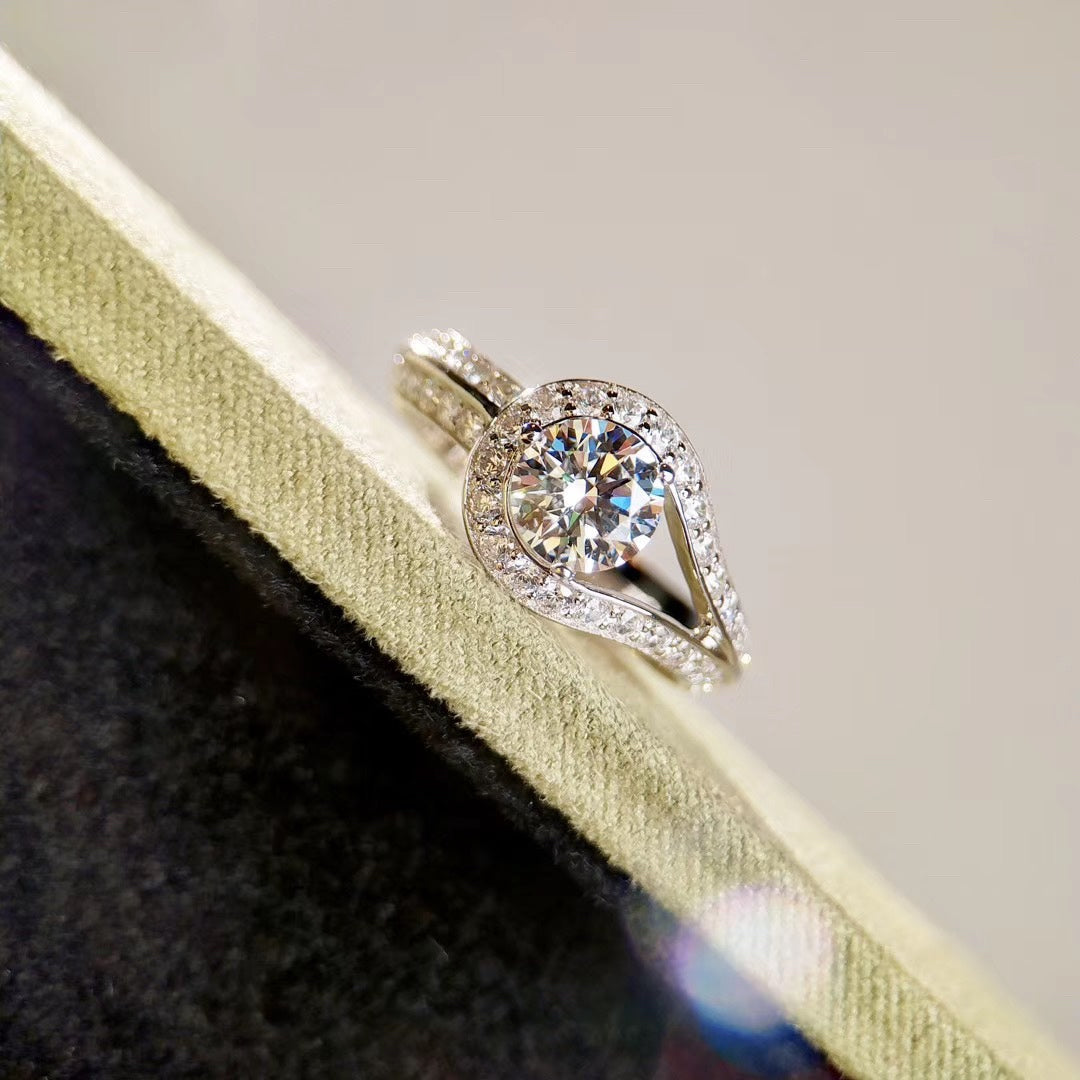 18K Van Cleef & Arpels Couture Solitaire Ring