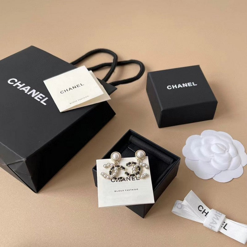 18K Chanel 25K Black & Pearls Gold Earrings