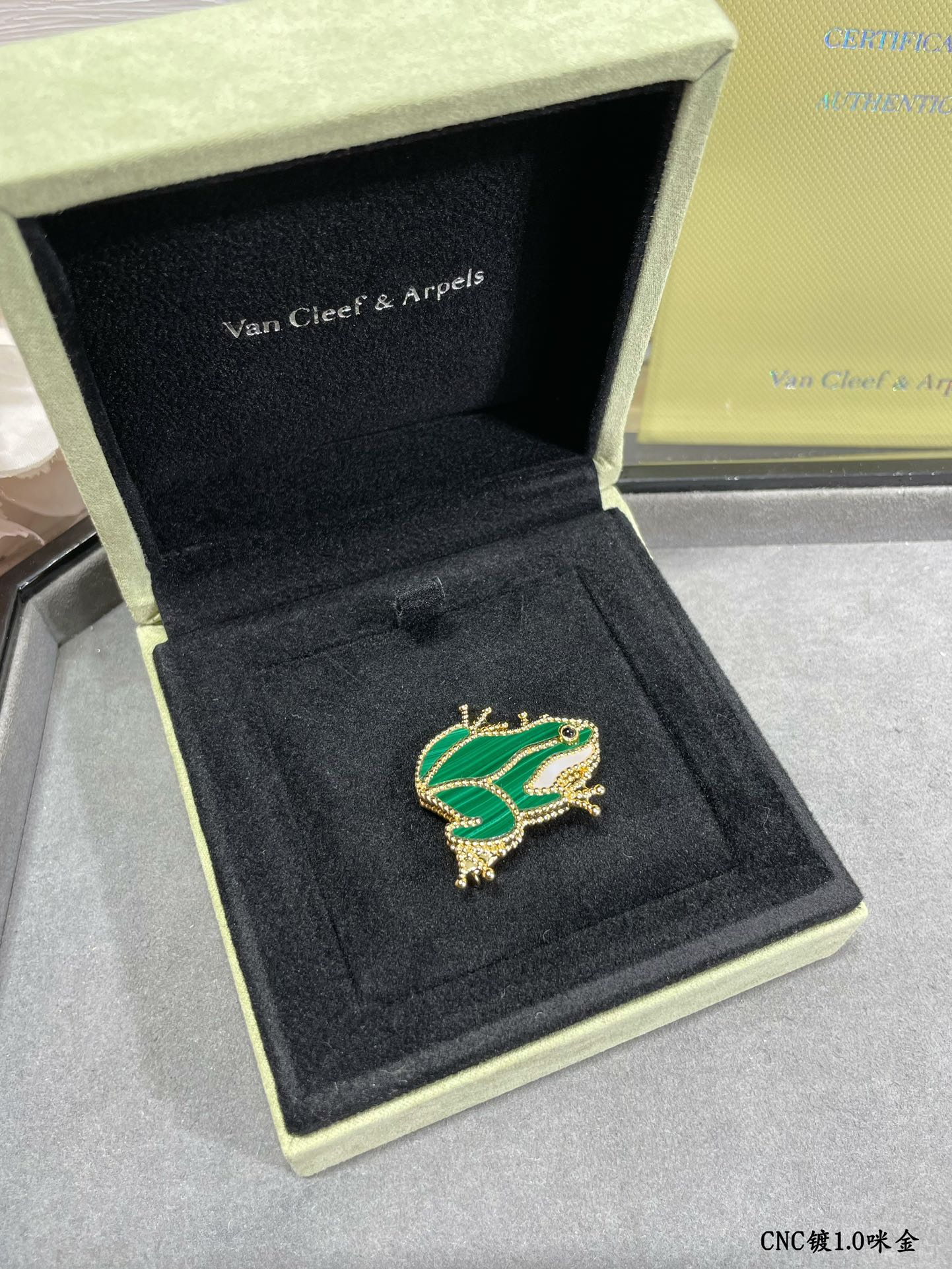 18K Van Cleef & Arpels Lucky Animals Frog Clip Brooch