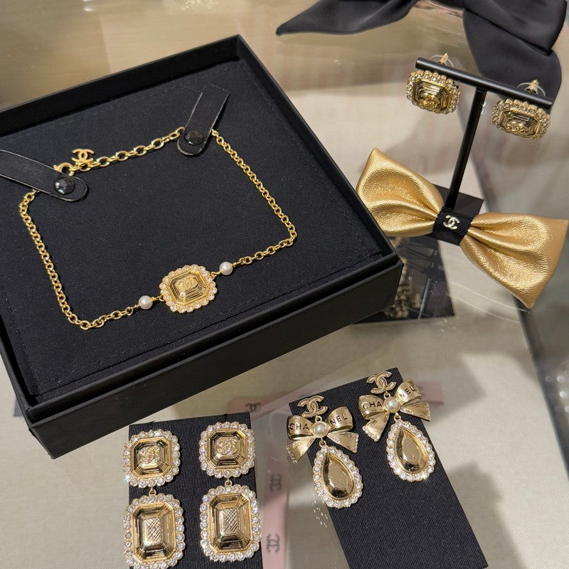 18K Chanel 25K Cube Pearl Choker Necklace