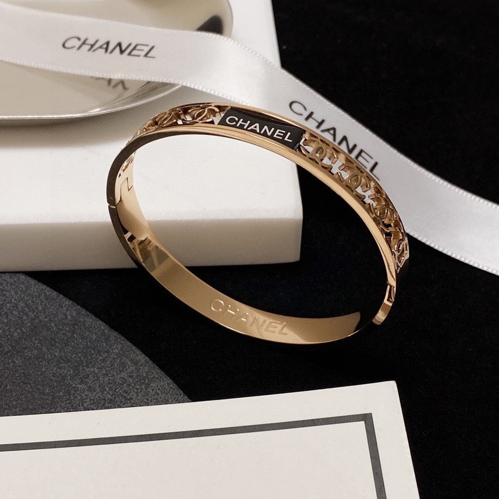 18K Chanel Hollow Bracelet