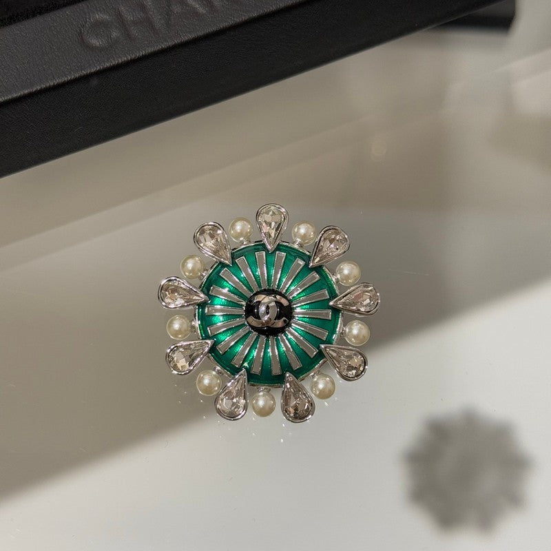 18K Chanel 26C Crystal Green Brooch