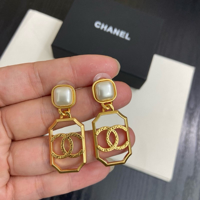 18K Chanel Black & White Pearl Gold Earrings