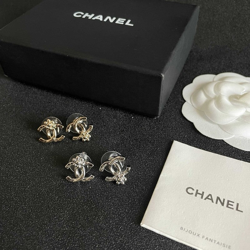 18K Chanel Vintage Flower Gold Earrings